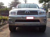 Toyota Fortuner AT - cũ trong nước đời 2011, màu bạc, như mới, 765 triệu