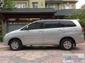 Nhà tôi muốn bán xe Innova SX cuối 2009 sử dụng 2010 xe màu bạc rất đẹp nhà ít đi lên còn mới