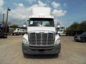 Bán xe đầu kéo Mỹ Freightliner Cascadia 2012 màu trắng, xe nhập nguyên chiếc 