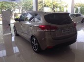 Bán Kia Rondo màu vàng cát, hỗ trợ trả góp 80%, có xe giao ngay