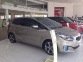 Bán Kia Rondo màu vàng cát, hỗ trợ trả góp 80%, có xe giao ngay