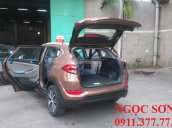 Cần bán xe Hyundai Tucson mới màu nâu, trả góp 90% xe, Lh Ngọc Sơn: 0911377773