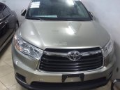 Cần bán xe Toyota Highlander LE đời 2014, màu bạc nhập khẩu