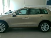 Dòng gầm cao Volkswagen Touareg 3.6l GP, màu vàng cát. Tặng 289 triệu, LH Hương 0902.608.293