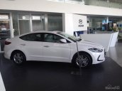 Cần bán Hyundai Elantra đời 2016, màu trắng