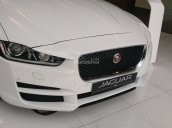 Khuyến mại khủng nhân dịp chào đón năm mới Đinh Dậu dành cho Jaguar XE màu trắng