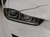 Khuyến mại khủng nhân dịp chào đón năm mới Đinh Dậu dành cho Jaguar XE màu trắng