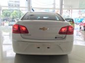 Bán Chevrolet Cruze đời 2015, màu trắng, giá 586tr