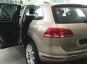 Bán xe Volkswagen Touareg GP, màu vàng cát, dòng SUV nhập Đức. Tặng BHVC+dán 3M. Hotline: 0902.608.293