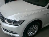 Dòng Sedan nhập Đức Volkswagen Passat 1.8L GP, màu trắng, cạnh tranh với Mec C200, BMW 320i - LH Hương 0902608293