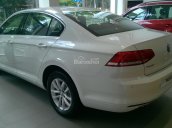 Dòng Sedan nhập Đức Volkswagen Passat 1.8L GP, màu trắng, cạnh tranh với Mec C200, BMW 320i - LH Hương 0902608293