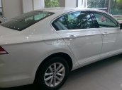 Dòng Sedan nhập Đức Volkswagen Passat 1.8L GP, màu trắng, cạnh tranh với Mec C200, BMW 320i - LH Hương 0902608293