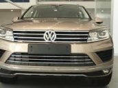 Bán xe Volkswagen Touareg GP, màu vàng cát, dòng SUV nhập Đức. Tặng BHVC+dán 3M. Hotline: 0902.608.293