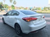 Cần bán Kia Cerato số sàn đời 2017, màu trắng, giá chỉ 130 triệu