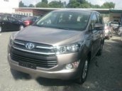 Cần bán xe Toyota Innova 2.0E đời 2016, màu nâu