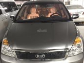 Cần bán gấp Kia Carnival năm 2010 màu xám (ghi), giá 540 triệu nhập khẩu nguyên chiếc