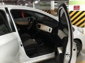 Chính chủ cần bán Toyota Yaris 2013, màu trắng xe gia đình