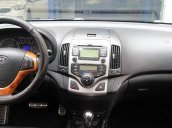 Cần bán Hyundai i30 CW đời 2009, màu đen xe gia đình, giá tốt