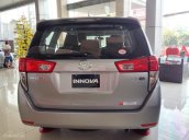 Bán xe Toyota Innova 2.0V năm 2017, màu bạc giao xe ngay với nhiều ưu đãi hấp dẫn