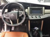 Cần bán xe cũ Toyota Innova 2.0E đời 2016, màu bạc