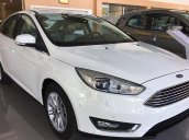 Bán xe Ford Focus Ecoboost Titanium đời 2017, màu trắng, giá tốt