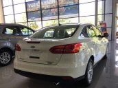 Bán xe Ford Focus Ecoboost Titanium đời 2017, màu trắng, giá tốt