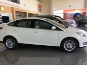 Bán xe Ford Focus Ecoboost Titanium đời 2017, màu trắng, giá tốt