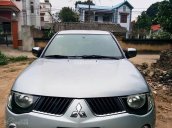 Gia đình bán Mitsubishi Triton GLX đời 2009, màu bạc, xe nhập