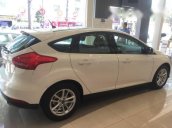 Cần bán xe Ford Focus Trend đời 2016, màu trắng giá cạnh tranh