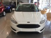 Cần bán xe Ford Focus Trend đời 2016, màu trắng giá cạnh tranh