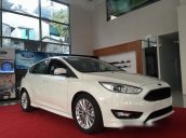 Bán Ford Focus 1.5 Ecoboot Sport đời 2017, màu trắng, giá chỉ 755 triệu