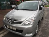Cần bán Toyota Innova G sản xuất 2011, màu bạc, giá 520tr