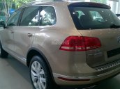 Dòng gầm cao Volkswagen Touareg 3.6l GP, màu vàng cát. Tặng 289 triệu, LH Hương 0902.608.293