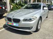 Bán ô tô BMW 5 Series 520i đời 2013, màu bạc nội thất kem, xe nhập nguyên chiếc, Full option giao xe ngay