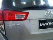 Cần bán xe Toyota Innova đời 2017, màu ghi vàng  