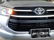 Cần bán xe Toyota Innova đời 2017, màu ghi vàng  