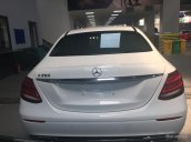 Cần bán Mercedes E250 sản xuất 2017, màu trắng