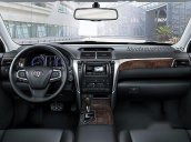 Cần bán Toyota Camry 2.5Q đời 2017, màu đen