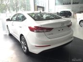 Cần bán xe Hyundai Elantra đời 2017, màu trắng, 715tr