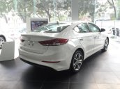 Cần bán xe Hyundai Elantra đời 2017, màu trắng, 715tr