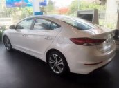 Cần bán xe Hyundai Elantra 2.0AT đời 2017, màu trắng