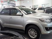 Fortuner số tự động, máy xăng, 1 cầu sản xuất 2013, màu bạc, giá 820tr