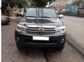 Bán Toyota Fortuner G đời 2010, màu đen xe gia đình