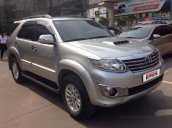 Bán Toyota Fortuner G năm 2014, màu bạc số sàn, giá chỉ 880 triệu