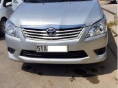 Cần bán xe Toyota Innova E 2013, màu bạc