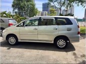 Cần bán xe Toyota Innova E 2013, màu bạc