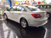 Chevrolet Cruze LT 1.6L màu trắng 5 chỗ, mua xe trả góp, giao xe tận nơi - LH: 0945.307.489