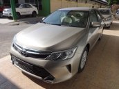 Cần bán xe Toyota Camry 2.0 E sản xuất 2017, màu nâu vàng