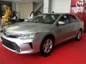 Cần bán Toyota Camry 2.0E đời 2018, màu vàng cát