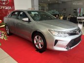 Cần bán Toyota Camry 2.0E đời 2018, màu vàng cát